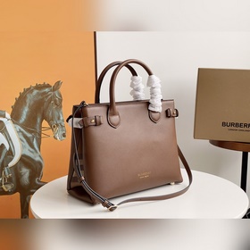 Классическая сумка-тоут среднего размера от Burberry не нуждается