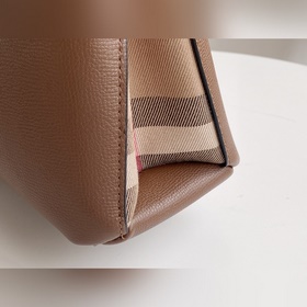 Классическая сумка-тоут среднего размера от Burberry не нуждается
