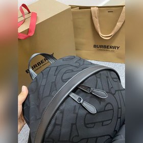 Новейший рюкзак от B имеет фирменный узор и гладкие кожаные окант
