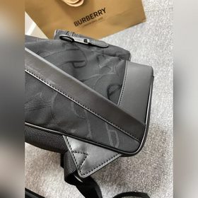 Новейший рюкзак от B имеет фирменный узор и гладкие кожаные окант
