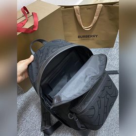 Новейший рюкзак от B имеет фирменный узор и гладкие кожаные окант