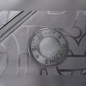 Рюкзак B изготовлен из ткани, состоящей из переработанного полиэс