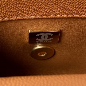 23p Chanel модель AS2215  мини-сумка с крышкой. В этом сезоне о