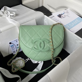 Chanel 23P — скрытый бестселлер, сумка-седло. Очень ограниченный