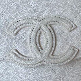 Chanel 23P — скрытый бестселлер, сумка-седло. Очень ограниченный 