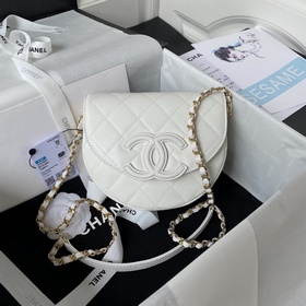 Chanel 23P — скрытый бестселлер, сумка-седло. Очень ограниченный