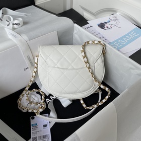 Chanel 23P — скрытый бестселлер, сумка-седло. Очень ограниченный 