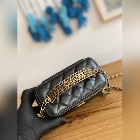 Новая модель 2023p Новая кожаная сумка Chanel с ручкой и буквой, 
