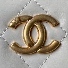 Новая модель ручки AP3243 от Chanel, очень приятный аромат. Я дей
