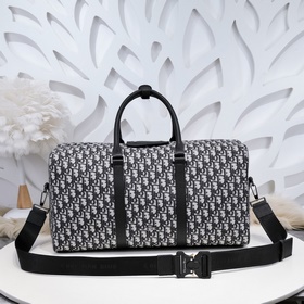Эта сумка Dior Lingot 50 — новинка этого сезона. Она изготовлена