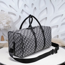 Эта сумка Dior Lingot 50 — новинка этого сезона. Она изготовлена 