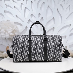 Эта сумка Dior Lingot 50 — новинка этого сезона. Она изготовлена 