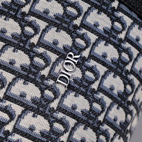 Эта сумка Dior Lingot 50 — новинка этого сезона. Она изготовлена 