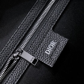 Эта сумка Dior Lingot 50 — новинка этого сезона. Она изготовлена 