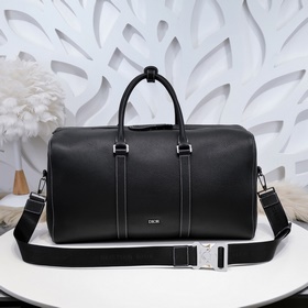 Эта сумка Dior Lingot 50 — новинка этого сезона. Изготовлена из р