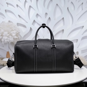 Эта сумка Dior Lingot 50 — новинка этого сезона. Изготовлена из р