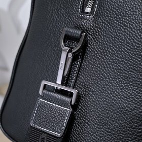 Эта сумка Dior Lingot 50 — новинка этого сезона. Изготовлена из р