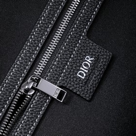 Эта сумка Dior Lingot 50 — новинка этого сезона. Изготовлена из р