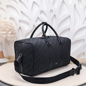 9669 Эта сумка Dior Lingot 50 — новинка этого сезона. Она изготов