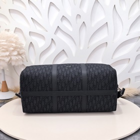 9669 Эта сумка Dior Lingot 50 — новинка этого сезона. Она изготов