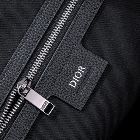 9669 Эта сумка Dior Lingot 50 — новинка этого сезона. Она изготов