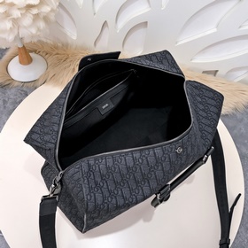 9669 Эта сумка Dior Lingot 50 — новинка этого сезона. Она изготов