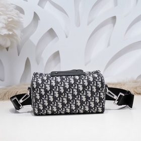 Эта сумка Dior Lingot 22 — новинка этого сезона. Она изготовлена 