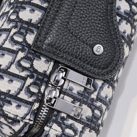 Эта сумка Dior Lingot 22 — новинка этого сезона. Она изготовлена 