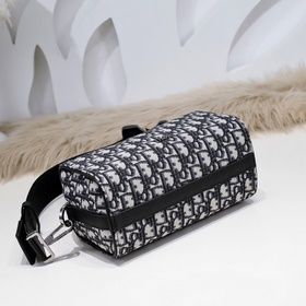 Эта сумка Dior Lingot 22 — новинка этого сезона. Она изготовлена 