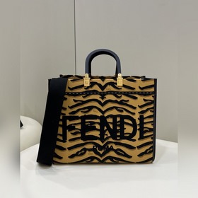 3D-дизайн с рельефным узором и надписью FENDI ROMA. Двойная ручка