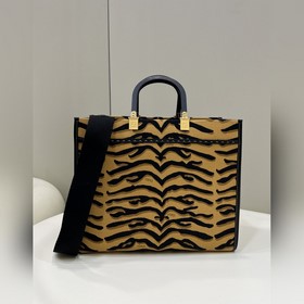3D-дизайн с рельефным узором и надписью FENDI ROMA. Двойная ручка