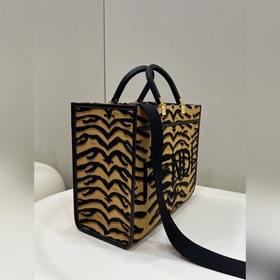 3D-дизайн с рельефным узором и надписью FENDI ROMA. Двойная ручка