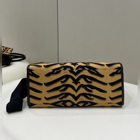 3D-дизайн с рельефным узором и надписью FENDI ROMA. Двойная ручка