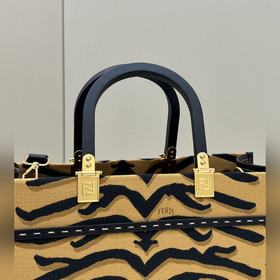 3D-дизайн с рельефным узором и надписью FENDI ROMA. Двойная ручка