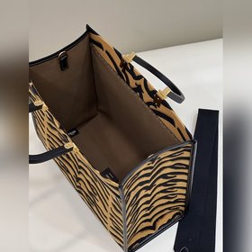 3D-дизайн с рельефным узором и надписью FENDI ROMA. Двойная ручка