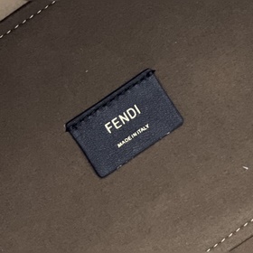 3D-дизайн с рельефным узором и надписью FENDI ROMA. Двойная ручка