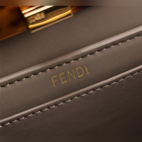 Peekaboo ISeeU Petite — классическая сумка, которая с каждым сезо