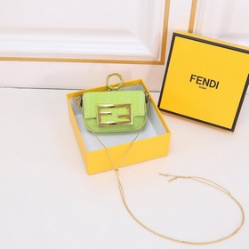 Сумка Fendi Baguette версии Nano с откидной крышкой и застежкой F