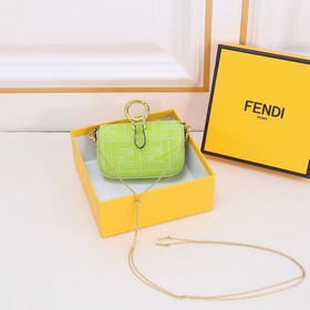 Сумка Fendi Baguette версии Nano с откидной крышкой и застежкой F