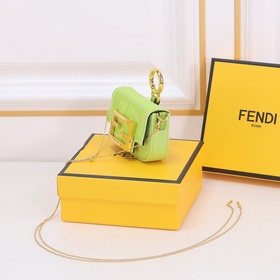 Сумка Fendi Baguette версии Nano с откидной крышкой и застежкой F