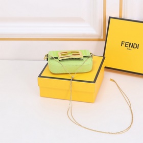 Сумка Fendi Baguette версии Nano с откидной крышкой и застежкой F