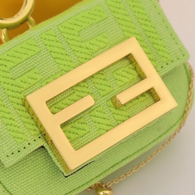 Сумка Fendi Baguette версии Nano с откидной крышкой и застежкой F