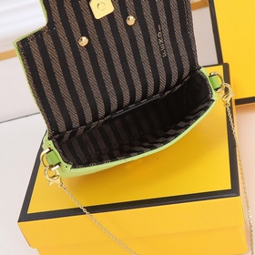 Сумка Fendi Baguette версии Nano с откидной крышкой и застежкой F