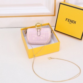 Сумка Fendi Baguette версии Nano с откидной крышкой и застежкой F