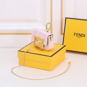 Сумка Fendi Baguette версии Nano с откидной крышкой и застежкой F