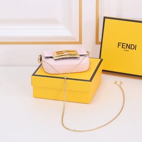 Сумка Fendi Baguette версии Nano с откидной крышкой и застежкой F
