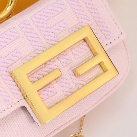Сумка Fendi Baguette версии Nano с откидной крышкой и застежкой F