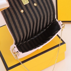 Сумка Fendi Baguette версии Nano с откидной крышкой и застежкой F