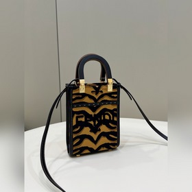 3D-дизайн с рельефным узором и надписью FENDI ROMA. Двойная ручка