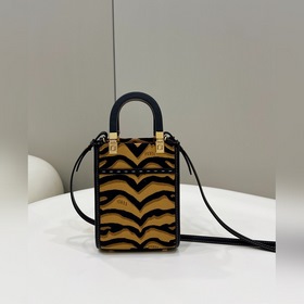 3D-дизайн с рельефным узором и надписью FENDI ROMA. Двойная ручка